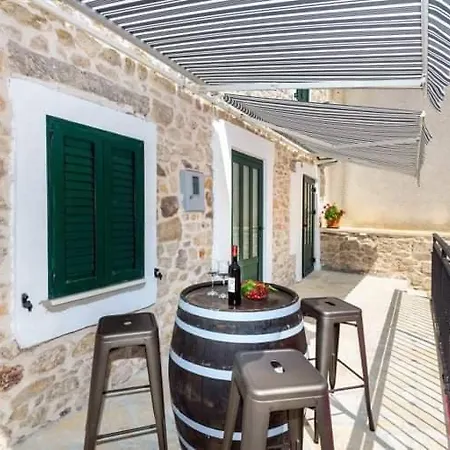 Vacation Stone House, 100m From The Beach Posedarje